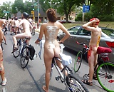 Girls_who_completed_nude_bike_ride_barefooted (19/21)
