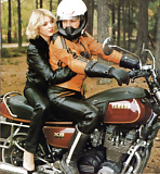 Marilyn Jess en cuir noir moto motard (3)