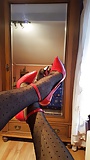 sisi_boy_red_high_heels_black_stockings (15/18)